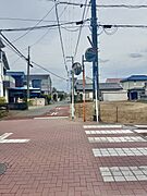 【前面道路含む現地写真】前面道路と敷地の境に段差がないため、カースペースや玄関アプローチの外構工事も負担なくスムーズに行えます。