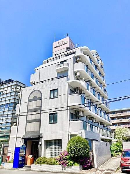 【外観写真】コンビニ・スーパーまで徒歩3分の暮らしに便利な住環境。現在は月額39000円で賃貸中です。詳細はお気軽にお問い合わせください。