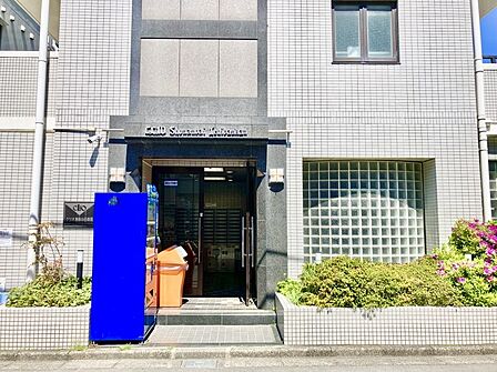 【エントランス】1991年10月築のマンション。エントランス部分は管理会社により、清潔に保たれています。また、自動販売機が設置されているため、気軽に飲料を買うことが可能です。