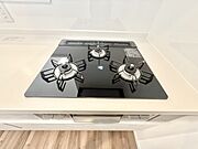 【キッチン】グリル付き3口コンロが備わり、同時調理もスムーズに行えます。焼き物から煮込み料理まで幅広く対応できるため、お料理のレパートリーが増えそうです。