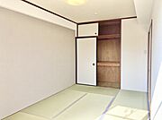 【和室】押入が備えられているため、寝具や季節家電などを保管するのに便利です。