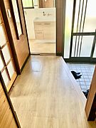 【玄関】玄関の扉は引き戸タイプです。玄関収納付きのため、ご家族分の靴をすっきりと収納していただけます。