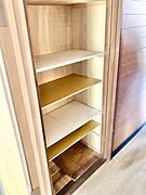 【物入/LDK】LDKの東側に、物入が設けられています。文具や小物類、常備薬などを整理して収納できます。