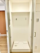 【洗濯機置き場】廊下には洗濯機用防水パンが設置されています。扉付きのため、生活感を抑えられます。設置可能な洗濯機のサイズ等は現地でお確かめください。