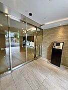 【エントランス】落ち着いた雰囲気のロビー。オートロックが採用されていて、防犯面に配慮されています。暮らしに安心感を与えてくれる嬉しい設備です。