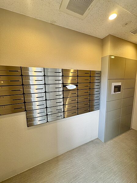 【共用部】マンション共用部にメールボックス・宅配ボックスが設置されています。お出かけ前や帰宅時に配達物の確認がしやすいです。