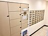 その他：【メールコーナー】屋内に設置されており、雨天でもスムーズに郵便物の確認ができます。不在時でも荷物の受取が可能な宅配ボックスも備わっています。
