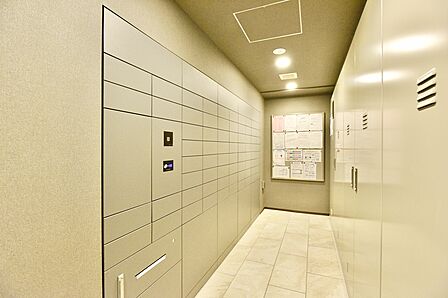 【宅配ボックス】宅配ボックスが設置されております。不在時でも荷物を受け取ることができ、再配達の手間も省けます。