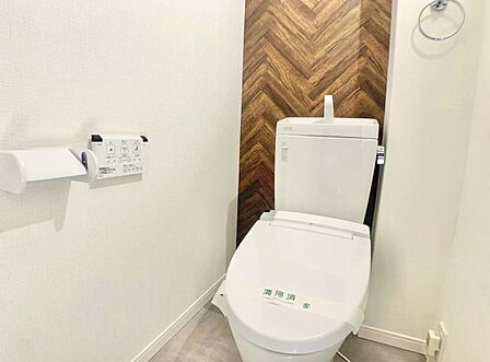 【トイレ】年中快適に利用できる温水洗浄便座付きトイレが採用されています。手洗い一体型なので、使用後すぐに手を洗うことができ衛生的です。