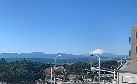 【南西側窓からの眺望】天気のよい日には富士山を望めます。自然豊かな景色を眺めながら、ほっと一息リフレッシュできそうです。※眺望は将来にわたって保証するものではありません。