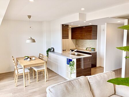 【LDK/約16.3帖】リビングには床暖房を完備。足元から暖かく、お部屋の空気も汚れないため快適です。