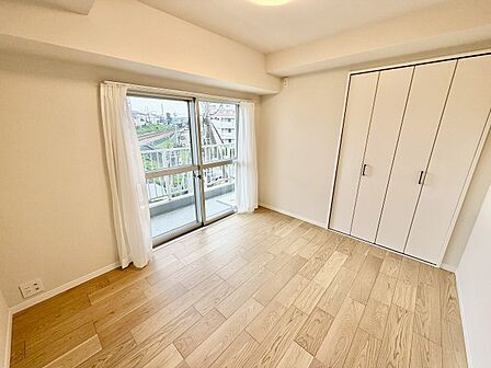 【洋室/約5.6帖】洋室の中で最も広さにゆとりのあるお部屋です。主寝室として使用することもおすすめです。