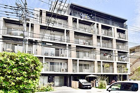 【現地外観写真】鉄筋コンクリート造、地上6階建ての6階に位置しています。総戸数は26戸です。小田急江ノ島線「片瀬江ノ島」駅まで徒歩7分、3沿線3駅を利用できる生活利便性の高い立地です。