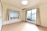 【洋室/約7.5帖】南西・南東の2面採光が確保されており、南西側はバルコニーに面しています。ゆとりある広さで、主寝室にもおすすめです。