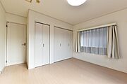 【洋室/約7.5帖】2ヶ所の収納スペースが備わっています。用途に合わせて使い分けが可能。すっきりとした空間を保つことができそうです。