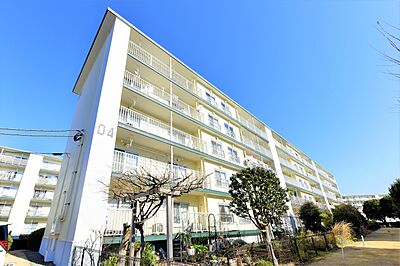 外観:【新原町田グリーンハイツD4棟】スーパーやコンビニ、病院などが徒歩5分圏内に揃う、暮らしやすい住環境。4階部分・南向き住戸につき、陽当たり・通風ともに良好です。 外観:【新原町田グリーンハイツD4棟】スーパーやコンビニ、病院などが徒歩5分圏内に揃う、暮らしやすい住環境。4階部分・南向き住戸につき、陽当たり・通風ともに良好です。