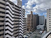 【住戸からの眺望写真】周囲の建物とは距離があります。天気の良い日には、気持ちの良い青空を楽しめそうです。小中学校は徒歩12分圏内にあり、お子様の通学負担が少ない住環境です。