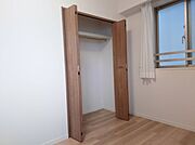 【収納/約6.0帖洋室】ハンガーパイプ付きのクローゼットが備わっており、住空間を広く使えます。