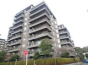 【現地外観写真】JR横浜線「成瀬」駅まで徒歩13分の立地。コンビニ・ドラッグストア・中学校が徒歩6分圏内に揃います。大切なペットと暮らせるマンションです(細則有)。
