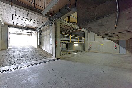 【駐車場】敷地内に屋内駐車場が設けられているため、お車が雨風にさらされにくいです。空き状況や料金など、詳細はお問い合わせください。