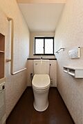 換気に便利な窓がある明るい1階トイレです。立ち座りをサポートするL字型の手すりが付いており、小さなお子様やご年配の方も安心。温水洗浄便座や小物を置ける棚付きペーパーホルダーなど実用的な設備が充実。
