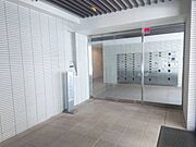 【エントランス】総戸数45戸、オートロックシステムが採用されたマンションです。室内から事前に来訪者を確認してから、応対できます。