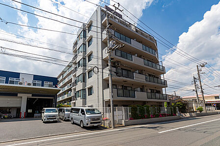 【クリオ綱島八番館】地上6階建マンションの3階部分、南・東・西の3方角住戸。東急新横浜線「新綱島」駅まで徒歩19分など、2駅2路線利用可能な立地です。