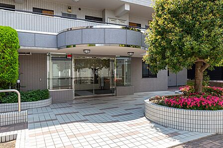【エントランス】敷地内に駐車場・駐輪場・バイク置場が設置されています。マンション入口付近には屋根がありますので、傘をさして帰ってきた際、慌てずに傘を閉じることができます。