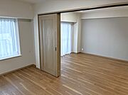 【洋室/約6.0帖】南向きのバルコニーに面しています。LDKに隣接し、引き戸を開放すると約18.6帖の空間としてフルフラットに繋がります。床に仕切りの溝が無いため、お掃除やお手入れがしやすいです。