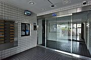 【エントランス】防犯カメラやTVモニター付きインターホンが設置されており、防犯面にも配慮されたマンションです。