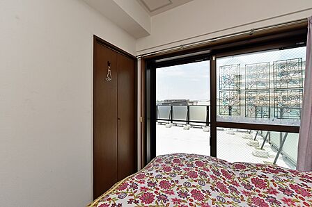 【洋室/約4.5帖】廊下から出入り可能な、独立性の高い洋室です。寝室としてはもちろん、ワークスペースなどにもおすすめです。北西側は、ルーフバルコニーに面しています。