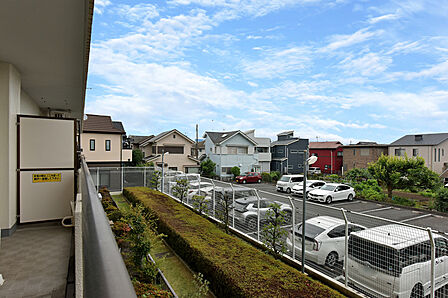 【住戸からの眺望】目の前に視線を遮る高い建物がないため、明るく開放的です。※眺望は将来にわたって保証するものではありません。