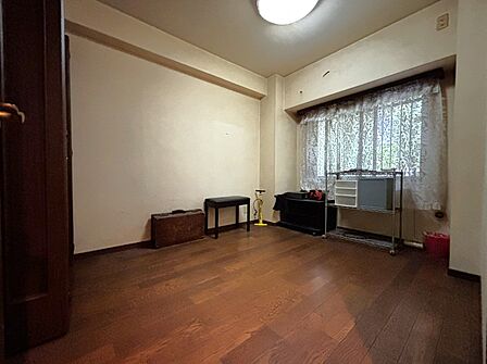 【洋室(約5.4帖)】廊下より出入り可能な独立したお部屋です。プライベートな時間をゆったりと過ごすことができます。
