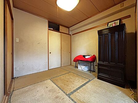 【和室(約4.5帖)】LDKからも廊下からも出入りが可能な和室です。お子様のお昼寝部屋、客間など多用途に活用できます。