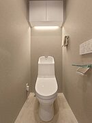 【トイレ】上品で清潔感のあるトイレです。温水洗浄便座が採用されており、年間を通して快適に使用できます。背面には収納が備わっています。