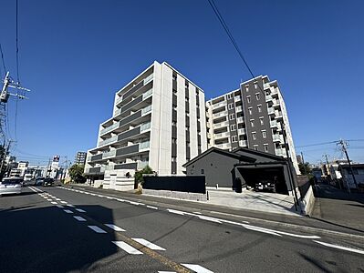 外観：【現地外観】鉄筋コンクリート造8階建の5階部分。総戸数49戸のオール電化住戸です。スーパー、コンビニ、ドラッグストア、小学校などが徒歩10分圏内にあり、生活利便施設が充実した環境です。