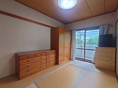 【和室/約6.0帖】LDに隣接しており、食後の休憩スペースやお子様のお昼寝スペースに便利な空間。押入収納付きですっきりと整理整頓できそうです。