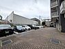 駐車場：【駐車場】敷地内に設けられた駐車場の様子です。空き状況・利用料などは変動しますので、詳しくはお気軽にお問い合わせください。