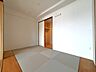 和室：【和室/約5.0帖】LDK隣接し、引き戸を開放して一体利用が可能です。お子様の遊び場や、お昼寝のスペースとしても活躍しそうです。