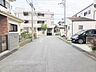 その他：【前面道路を含む現地写真/東側】前面道路はきれいに舗装されています。凹凸が少なく、小さなお子様や、お年寄りの方も、無理なく歩くことができそうです。