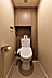 トイレ：【トイレ】清潔に利用できる温水洗浄機能付きトイレです。上部には収納棚が設置されており、トイレットペーパーや掃除用品を収納することができます。