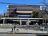 周辺：【大和市役所】徒歩13分。本庁舎の窓口開設時間は平日と第2・第4土曜日の8:30～17:00。住民票や戸籍、保険年金など幅広い行政手続きに対応し、土曜窓口が設けられています。