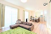 3面に窓があり、明るく風通しも良好。開放感溢れる約19.5帖のLDKで、家族団らん会話が弾みます。