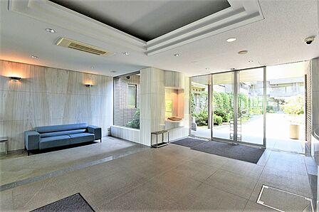【エントランスホール】外との繋がりを感じられる開放的な空間。住人やゲストを温かく迎え入れてくれます。