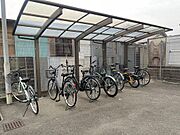 駐輪スペースあり、屋根付きで雨の日も安心です。