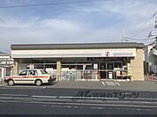 セブンイレブン　鹿王院駅前店まで130メートル