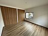 寝室：2階8帖洋室です！建具交換（一部）、フロアタイル貼、クロス貼替済みです！
