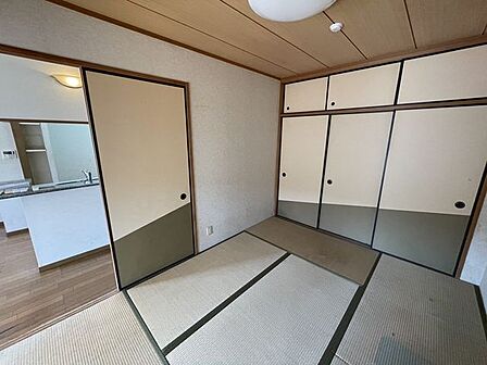 リビング横の和室になります。