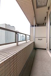 バルコニーにはガラスの手すりを採用。光を取り込みやすく、より明るく開放感のある空間を演出します。現地（2025年6月）撮影