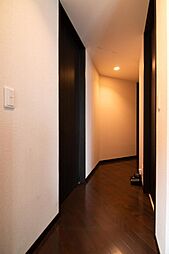 廊下は落ち着いた色味のブラウンと白を基調にした温かみのある空間です。シンプルでありながらも穏やかな雰囲気で、家全体の居心地の良さを感じさせます。室内（2025年6月）撮影